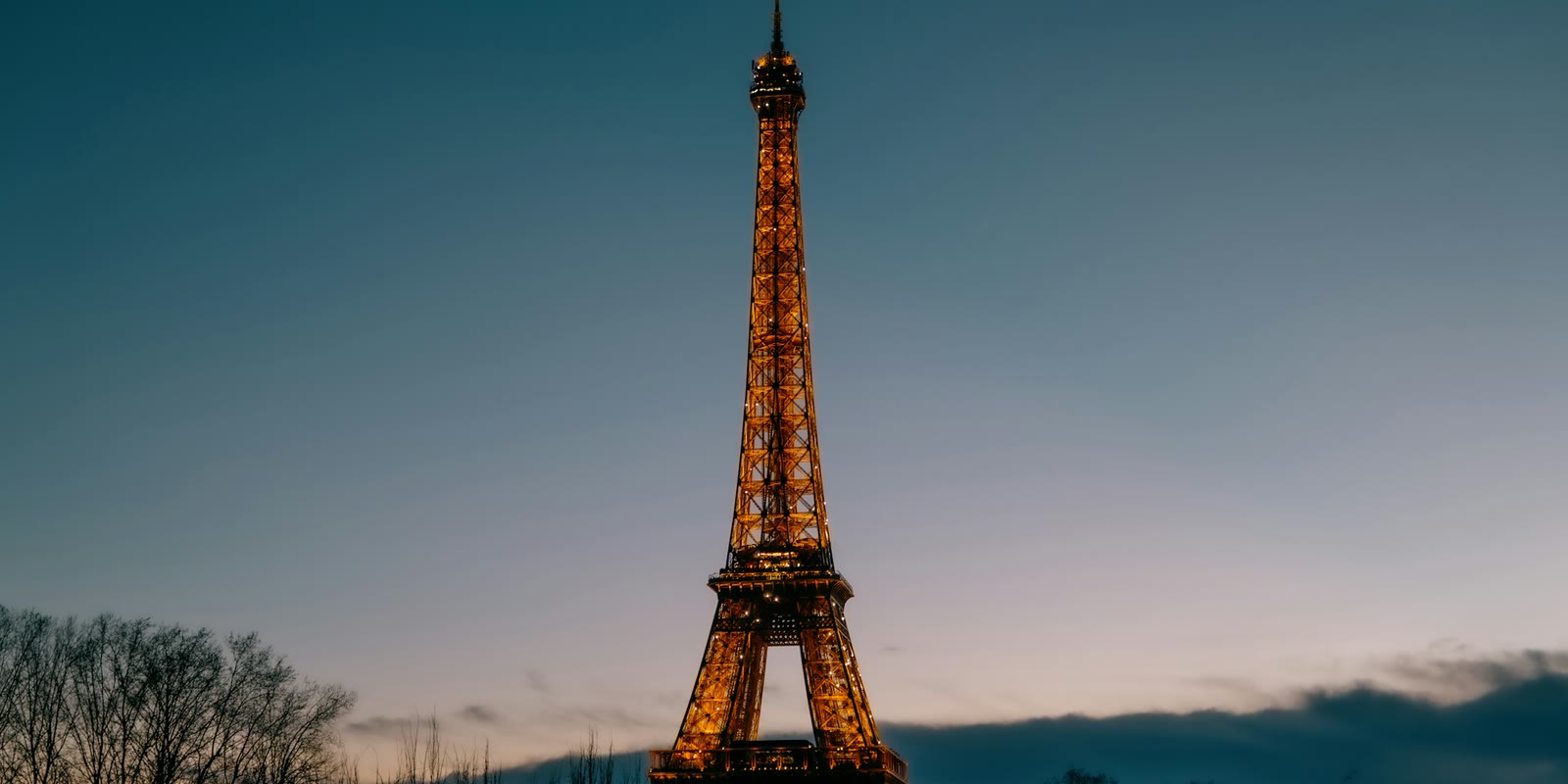 A perfect evening in Paris with a VIP escort